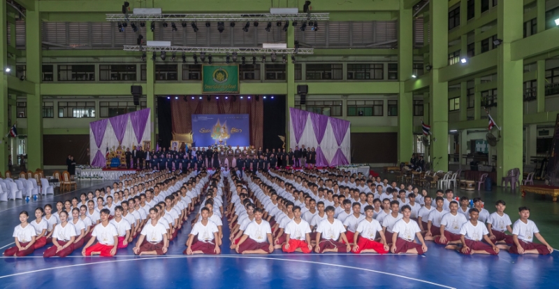 ราชเลขานุการในพระองค์พระบาทสมเด็จพระเจ้าอยู่หัว  เป็นประธานใน “พิธีคำนับครู” โขนมูลนิธิส่งเสริมศิลปาชีพฯ ตอน “สีดา”