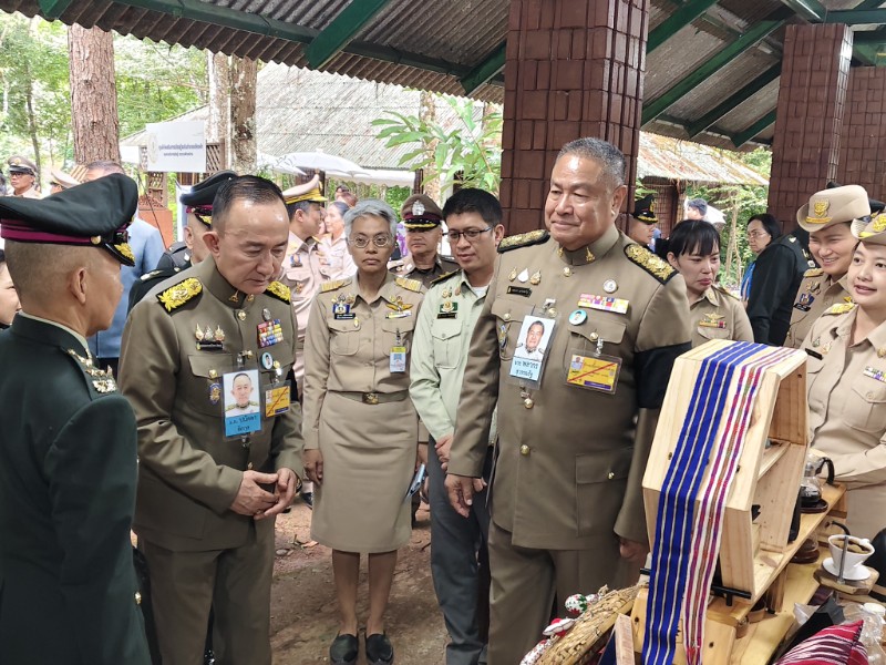 องคมนตรี มอบถุงพระราชทาน พร้อมทั้งติดตามโครงการอันเนื่องมาจากพระราชดำริ จังหวัดพะเยา
